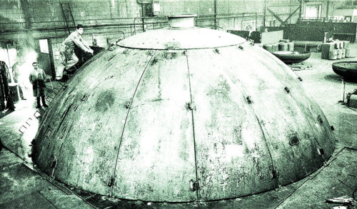 Black & white photo of segmental tank head